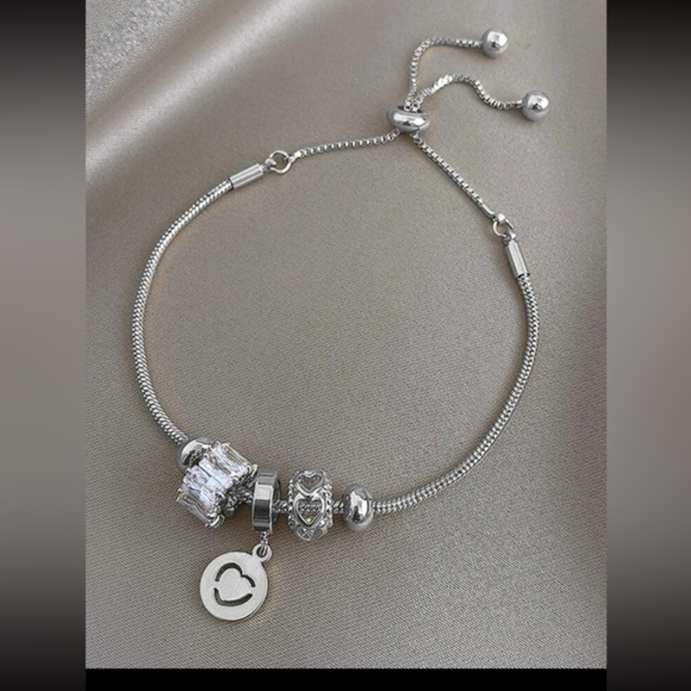 Adjustable silver bracelet‎ with heat pendant